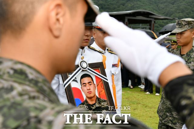 지난해 집중호우 실종자를 수색하다 숨진 고 채수근 상병 사건을 수사 중인 고위공직자범죄수사처(공수처)가 국방부를 압수수색하고 있다. 고 채수근 해병대 상병의 안장식이 지난해 7월 22일 대전 유성구 대전현충원에서 거행되고 있다. /뉴시스