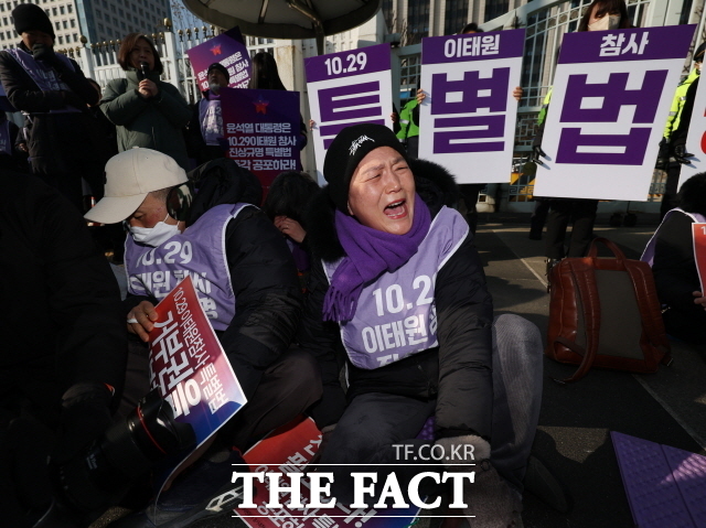 10.29 이태원 참사 유가족들이 30일 서울 종로구 정부서울청사 앞에서 이태원참사 특별법 공포 촉구 기자회견을 하던 중 국무회의에서 이태원 참사 특별법 재의요구안(거부권)이 의결되자 슬퍼하고 있다. 유가족 측은 이날 공식 입장문을 내고 "159명의 생명을 지키지 못한 윤 정부야말로 '위헌 정부'라고 비판했다. /뉴시스