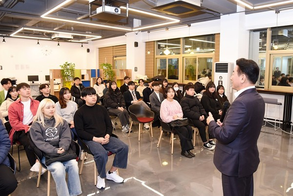 김동근 의정부시장 제3기 청년협의체 위원 위촉식 참석 모습(사진제공=의정부시청)