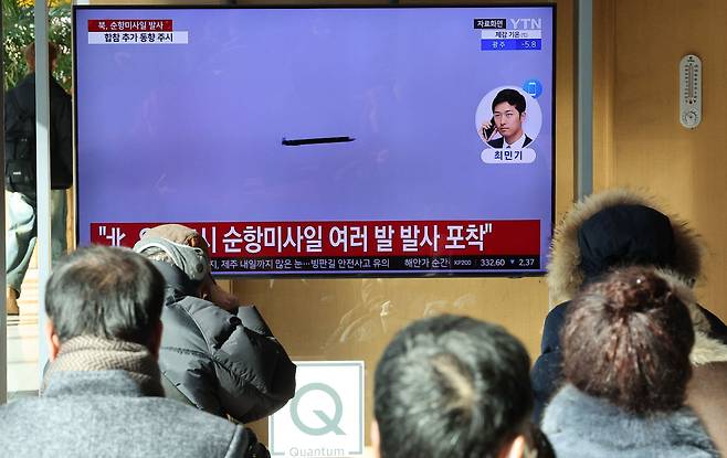 28일 서울 중구 서울역을 찾은 시민들이 북한 미사일 발사 뉴스를 시청하고 있다. /뉴스1