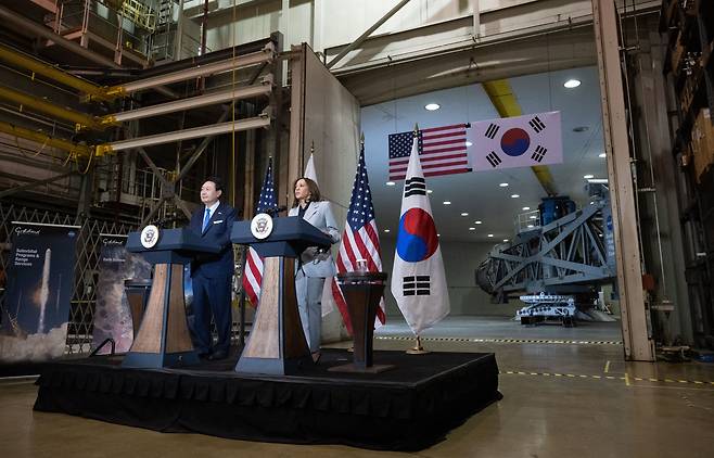 윤석열 대통령이 작년 4월 25일(현지시간) 미 항공우주국(NASA) 고다드 우주센터를 카멀라 해리스 미국 부통령과 함께 방문하고 있다. 워싱턴DC 과학기술 주재관은 윤 대통령의 미국 국빈 방문을 비롯해 한미 과학기술 동맹의 주요 현안을 조율하는 핵심 소통 창구다./NASA