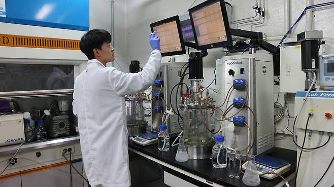 이상엽 KAIST 생명화학공학과 특훈교수 겸 연구부총장 연구실의 모습. 연구실 소속 박사과정생이 시스템 대사공학 실험을 위한 반응기를 조작하고 있다./대전=홍아름 기자