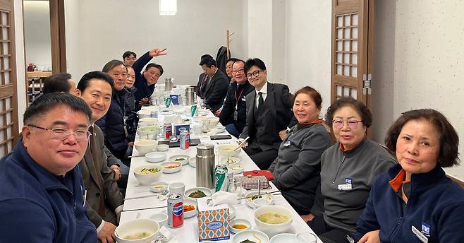 한동훈 국민의힘 비상대책위원장이 30일 중앙당사에 근무하는 경비 및 미화 노동자들을 초청해 오찬을 하고 있다. /국민의힘 제공