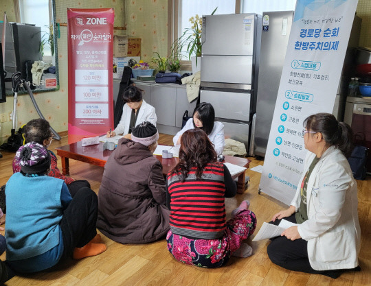 태안읍 상옥1리 경로당에서 진행된 '경로당 순회 주치의 사업' 모습. 사진=태안군 제공