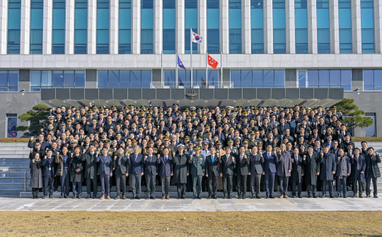 국방대학교 2024년 안보과정 입교식 후 국방대학교 총장과 입교생들이 국방대 현관 앞에서 기념촬영을 하고 있다. 사진=국방대학교 제공