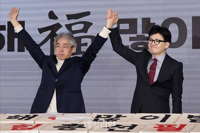 한동훈 국민의힘 비상대책위원장이 지난 17일 오전 서울 마포구 케이터틀에서 열린 국민의힘 서울시당 신년인사회에서 김경률 국민의힘 비상대책위원의 서울 마포을 출마를 소개하며 손을 들어올리고 있다. ⓒ데일리안 홍금표 기자