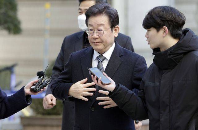 이재명 더불어민주당 대표가 지난 26일 서울 서초구 서울중앙지법에서 열린 대장동 배임 및 성남 FC 뇌물 의혹 공판에 출석하고 있다.ⓒ뉴시스