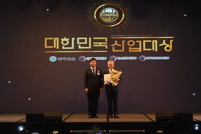 김승룡 대표(오른쪽)가 ‘2023 대한민국 산업대상’에서 기술혁신 부문 중소벤처기업부 장관상을 수상했다.