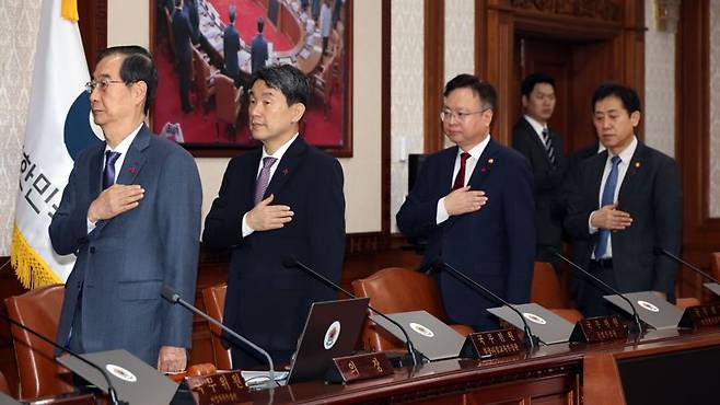 한덕수 국무총리가 30일 오전 서울 종로구 정부서울청사에서 열린 국무회의에서 국민의례를 하고 있다. 사진=서동일 기자