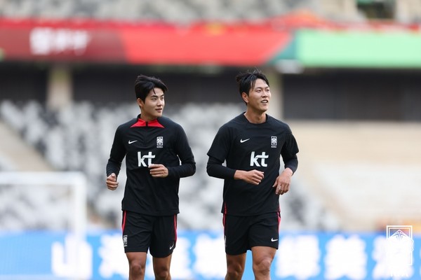 설영우(왼쪽), 김영권(이상 한국 남자 축구 대표팀). 대한축구협회 제공
