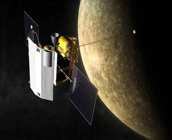최초의 수성 궤도선 메신저호는 2011년 3월 18일 수성 궤도에 진입했다. 활동 기간을 두 차례 연장한 뒤 2015년 4월 30일 수성 표면에 충돌하면서 임무를 마쳤다. 위키미디어 코먼스