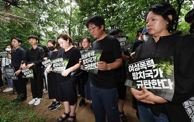 한국성폭력상담소와 한국여성의전화가 2023년 8월24일 서울 관악구 신림동에서 연 ‘강간살인 사건 피해자 추모 및 여성폭력 방치 국가 규탄 긴급행동’에 참여한 시민들이 사건 현장에서 고인을 추모하고 있다. 한겨레 김정효 기자