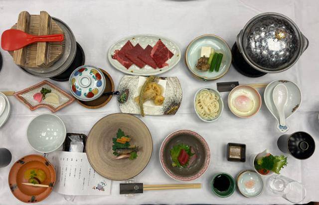 료칸에서 제공하는 가이세키 요리로 일본 전통의 맛을 충분히 음미할 수 있다.
