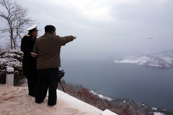 잠수함발사 순항미사일 바라보는 김정은