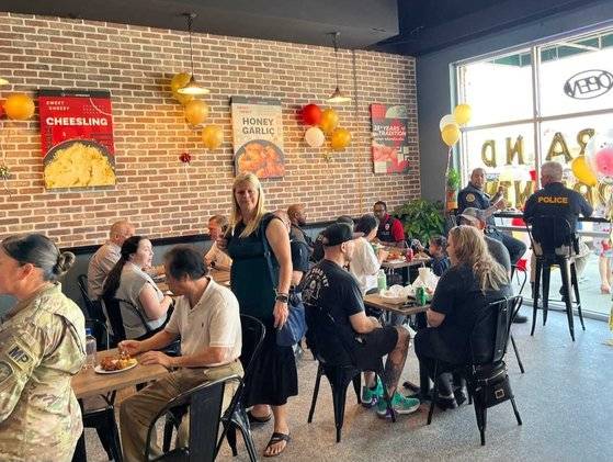 지난 12일 개점한 제너시스BBQ의 미국 테네시주 클락스빌점. 사진 BBQ