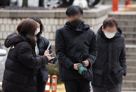 핵심 반도체 기술을 중국 업체에 넘긴 혐의를 받는 삼성전자 전직 부장 김모 씨와 관계사 전 직원 방모 씨가 지난달 15일 서울 서초구 서울중앙지법에서 열린 구속영장 실질심사에 출석하고 있다. 뉴스1