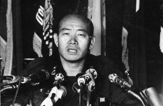 1979년 10월 28일 전두환 합동수사본부장이 국방부에서 기자회견을 열어 박정희 대통령 시해사건의 중간수사 결과를 발표하고 있다. 중앙포토