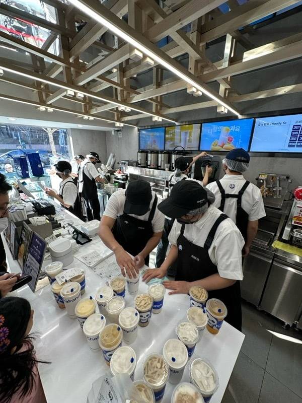 차백도 매장에서 직원들이 밀크티를 준비하는 모습. 차백도 제공