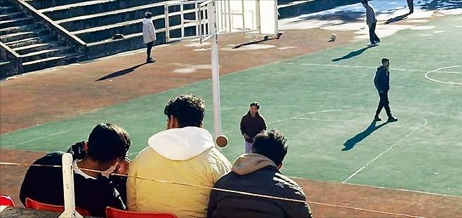 지난 26일 강원도 한 대학 농구장에서 네팔, 방글라데시 등에서 온 외국인 유학생들이 경기하고 있다. 이 캠퍼스 학생의 99%가 27개국에서 온 유학생이다.   이혜인 기자