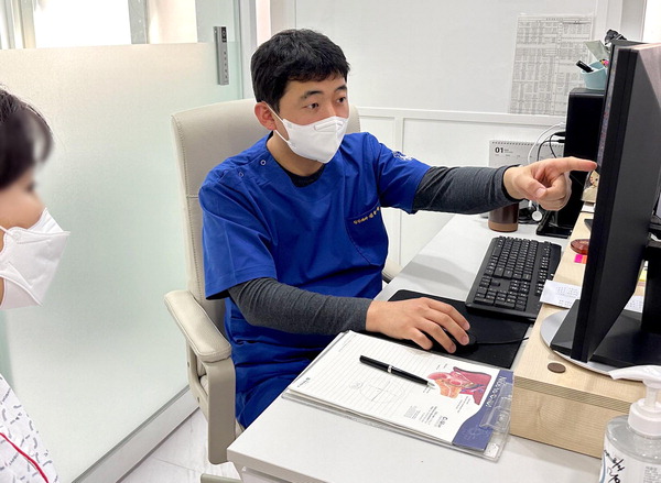 해동병원 김동현(외과 전문의) 고압산소치료센터장이 환자를 진료하고 있다.