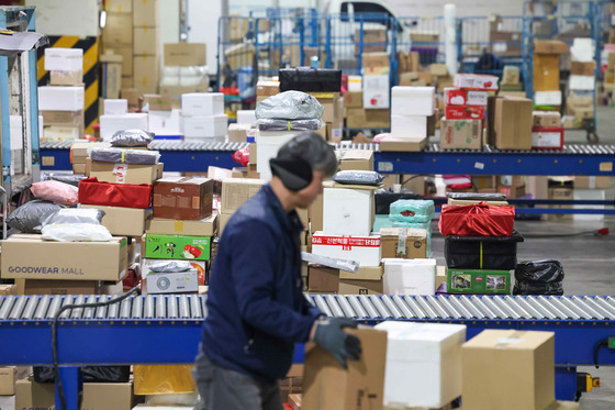 A warehouse employee works at the Seoul Southeastern Logistics Complex, a distribution facility in Songpa District, southern Seoul, on Tuesday. The government will implement special management measures during the four-week period between Jan. 29 and Feb. 23 when delivery volume increases due to the Lunar New Year holiday. This includes the additional hiring of 5,300 temporary workers to ensure a smoother delivery process and to prevent overwork. [YONHAP]