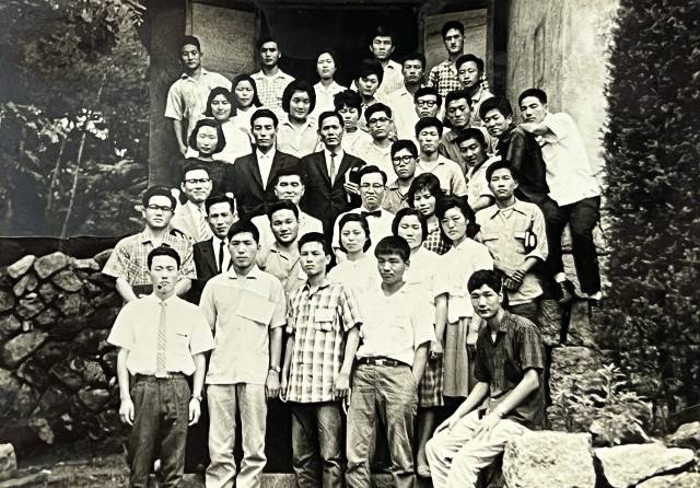 림택권(가운데 성경책을 든 이) 목사가 1954년 춘천제일장로교회 주일학교 교사들과 함께 삼각산기도원에서 수양회를 열고 기념사진을 찍은 모습.