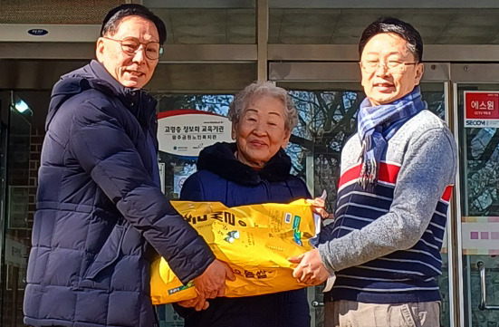 광주공원 노인복지관에서 특전사동지회 임성록 고문(왼쪽)과 5·18 최초 사망자인 고(故) 김경철 열사 어머니 임근단 여사(가운데)가 쌀 800㎏를 기부한 뒤 기념사진을 찍고 있다. 특전사동지회 제공