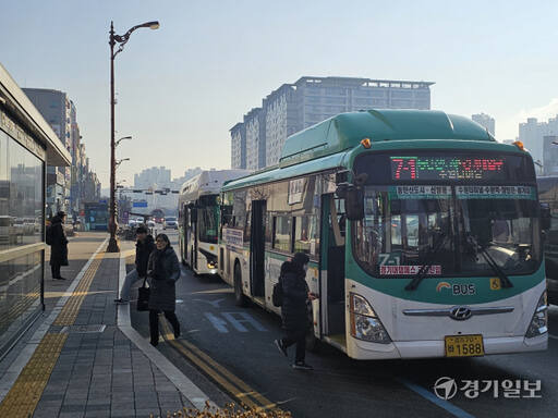 29일 오전 9시께 수원특례시 영통구의 한 버스정류장 앞에 도착한 시내버스들이 베이에 완전히 진입하지 않고, 차선에 바퀴만 걸친 채 정차하고 있다. 김기현기자