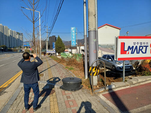 양주시 시민옴부즈만이 직접 민원현장을 찾아 시민들이 요청한 민원사항을 조사하고 있다. 양주시 제공