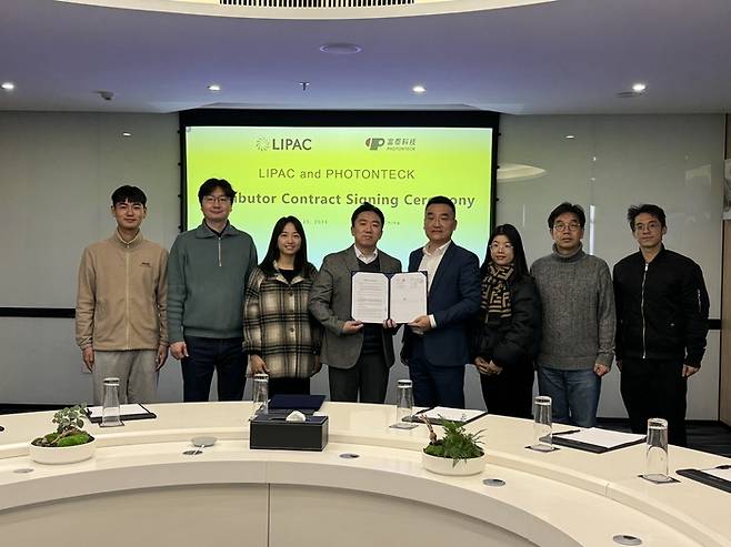 라이팩, 포톤텍과 유통 파트너십 계약 박동우 라이팩 대표와 오스틴 수 포톤텍 프로덕트 디렉터(왼쪽 넷째부터)가 이달 말 라이팩과 포톤텍 (Photonteck)의 유통 파트너십 계약을 체결한 뒤 기념사진을 찍고 있다. [라이팩]