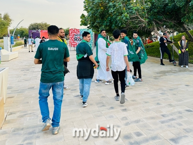 한국 취재진을 조롱하며 지나가는 사우디 팬들/최병진 기자