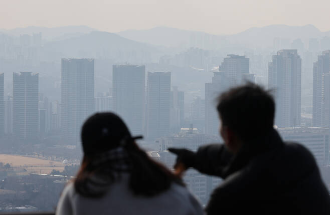 28일 서울 남산에서 시민들이 서울 시내를 바라보고 있다. [연합]