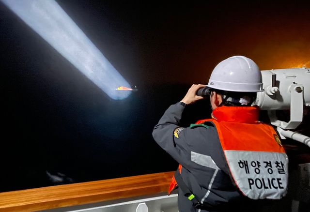 [서울=뉴시스]고승민 기자 = 포항해양경찰서는 지난 19일 어선 A호가 감포 동방 42km 해상에서 침수됐다는 신고를 받고 해경 함정 및 항공기, 구조대 급파 등 현재 유관기관과 합동으로 사고 해역 주변을 수색하고 있다고 21일 밝혔다. (사진=포항해양경차서 제공) 2021.02.21. photo@newsis.com *재판매 및 DB 금지