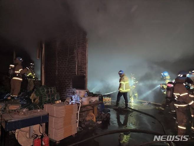 [포천=뉴시스] 장작제조 공장 화재. (사진=포천소방서 제공) 2024.01.30 photo@newsis.com