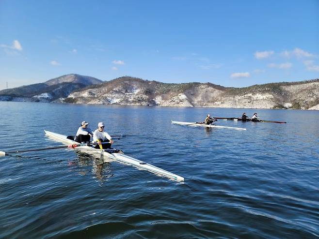 [부산=뉴시스] 전남 장성군 장성호에서 훈련중인 BPA 조정선수단 (사진=BPA 제공) 2024.01.30. photo@newsis.com *재판매 및 DB 금지