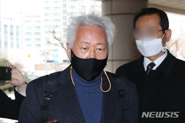 [서울=뉴시스]김병문 기자 = 강의 중 학생들에게 '위안부는 자발적 매춘'이라는 취지의 발언을 해 명예훼손 혐의로 재판에 넘겨진 류석춘 전 연세대 교수가 15일 오전 서울 마포구 서울서부지방법원에서 열린 첫 공판에 출석하고 있다. 2021.01.15. dadazon@newsis.com