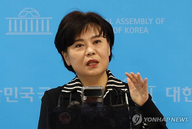 (서울=연합뉴스) 한상균 기자 = 국민의힘 윤희숙 전 의원이 28일 국회에서 총선 출마 기자회견을 하고 있다. 2024.1.28 xyz@yna.co.kr 연합뉴스