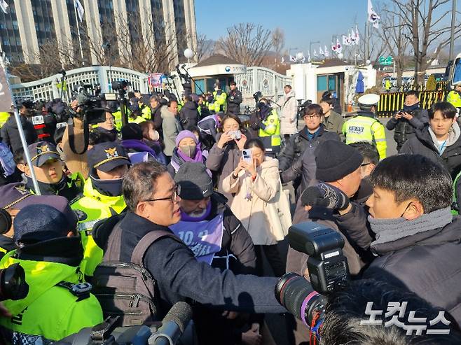 이태원 참사 유가족들이 30일 서울 종로구 정부서울청사 앞에 모여 항의행동을 진행하자 경력이 투입돼 주변 상황을 통제하고 있다. 양형욱 기자