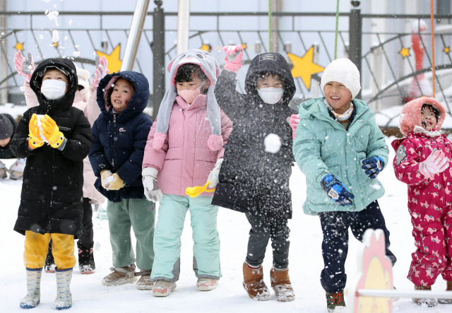 광주 북구 효죽어린이공원에서 북구청직장어린이집의 어린이들이 눈싸움을 하고 있다. 사진 제공 = 광주 북구