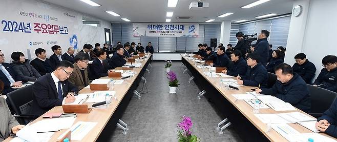 지난 29일 유정복 인천시장이 인천환경공단 가좌사업소에서 인천환경공단 2024년 주요 업무보고를 받고 있다. 사진제공ㅣ인천시청