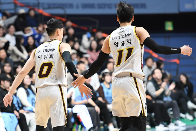 LG 이관희(왼쪽)와 양홍석. /사진=KBL