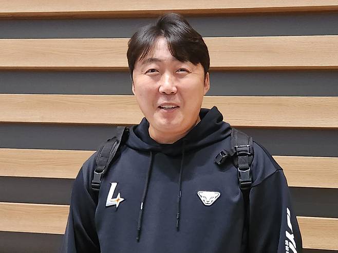 SSG 배영수 투수코치 (영종도=연합뉴스) 하남직 기자 = 배영수 SSG 랜더스 투수코치가 30일 인천국제공항에서 취재진과 인터뷰하고 있다. 이날 SSG는 스프링캠프를 차린 미국 플로리다주로 떠났다.