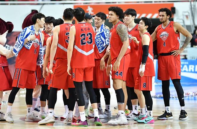 승리 후 자축하는 현대모비스 선수단 [KBL 제공. 재판매 및 DB 금지]