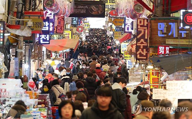 설 대목 맞은 전통시장 (부산=연합뉴스) 손형주 기자 = 설을 열흘여 앞둔 29일 오후 부산진구 부전시장이 제수를 구매하는 시민들로 붐비고 있다. 2024.1.29 handbrother@yna.co.kr