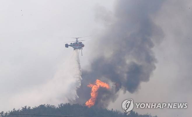 지난해 4월 홍성 산불을 진화중인 헬기 [연합뉴스 자료사진]