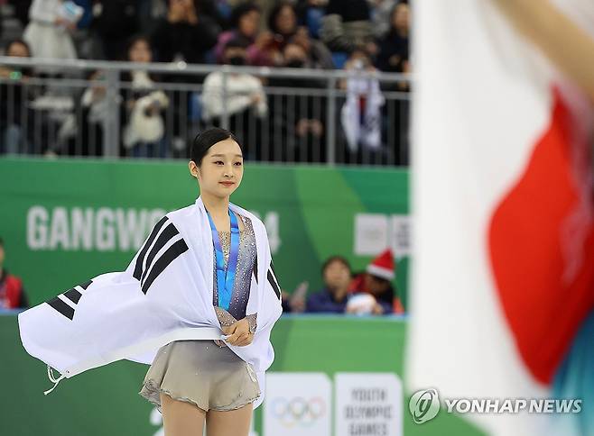 신지아, 다음엔 꼭 금메달 (강릉=연합뉴스) 양지웅 기자 = 30일 강원 강릉시 아이스아레나에서 열린 2024 강원 동계청소년올림픽 대회 피겨스케이팅 여자 싱글 프리스케이팅 경기에서 은메달을 딴 대한민국 신지아가 금메달을 딴 일본 시마다 마오를 바라보고 있다. 2024.1.30 yangdoo@yna.co.kr