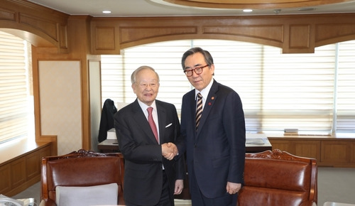 손경식 경총 회장, 조태열 외교부 장관 접견 (서울=연합뉴스)  손경식 한국경영자총협회 회장이 30일 오후 서울 마포구 경총회관에서 조태열 신임 외교부 장관을 접견하고 있다. 2024.1.30 [경총 제공. 재판매 및 DB금지]