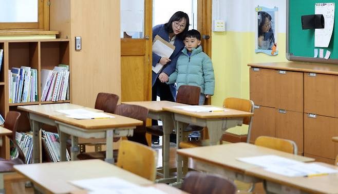 초등학교 신입생 예비소집일인 2일 대구 동구 대구덕성초등학교에서 예비 초등학생과 학부모가 교실을 둘러보고 있다. (사진=뉴시스)