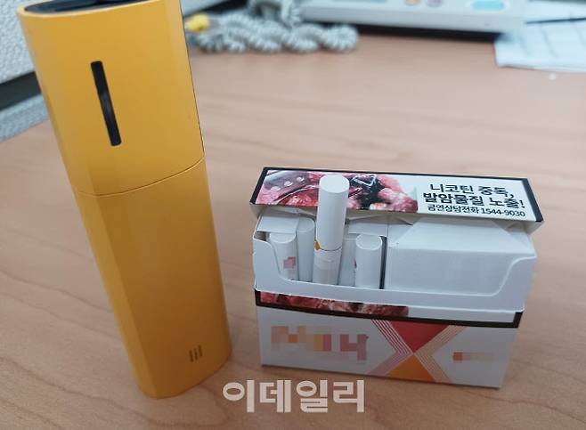 전자담배기기와 담배.