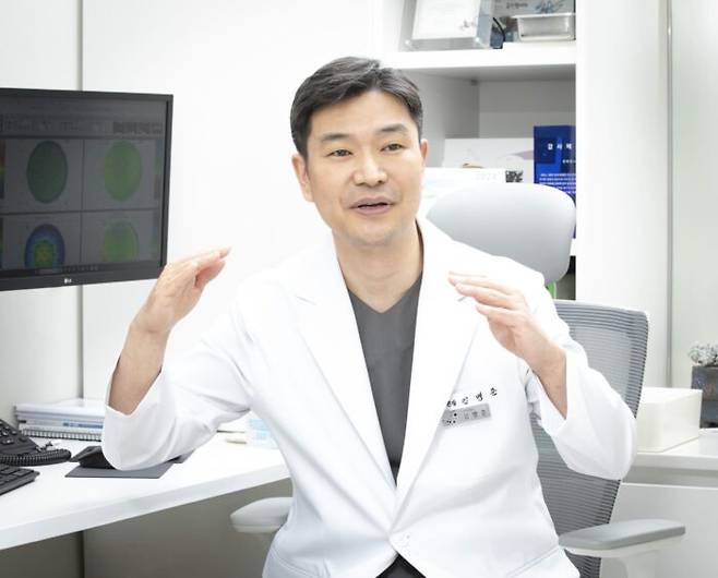 렌티큘 제거 수술 과정에 대해 설명하는 김명준 원장